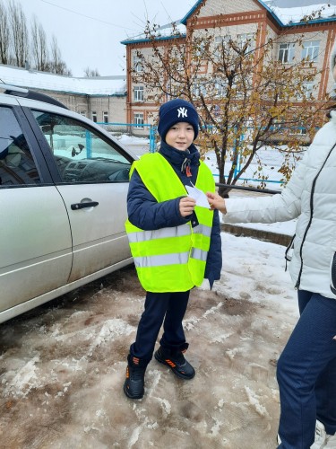 В Бугуруслане инспектор ГИБДД вместе со школьниками провели акцию