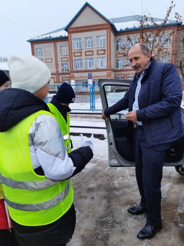 В Бугуруслане инспектор ГИБДД вместе со школьниками провели акцию