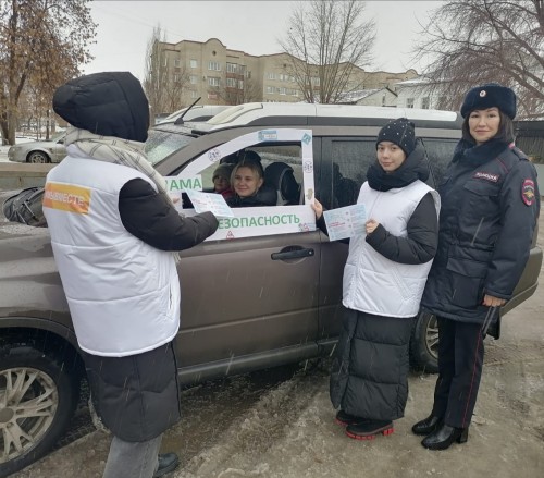 Полицейские совместно с общественниками проводят акцию «Мама за безопасность»