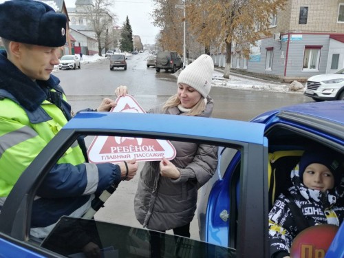 В Бугуруслане полицейские провели акцию"Мама водитель – мой ангел хранитель!"