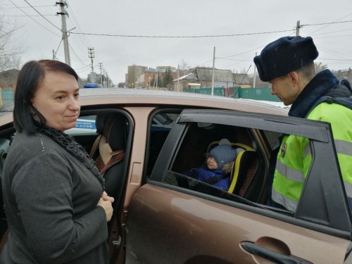 В Бугуруслане полицейские провели акцию"Мама водитель – мой ангел хранитель!"