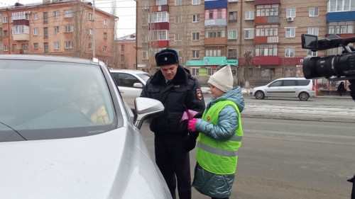 В Новотроицке сотрудники ОГИБДД МУ МВД России «Орское» и юные инспекторы дорожного движения провели акцию «Пристегни самое дорогое!»