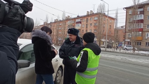 В Новотроицке сотрудники ОГИБДД МУ МВД России «Орское» и юные инспекторы дорожного движения провели акцию «Пристегни самое дорогое!»