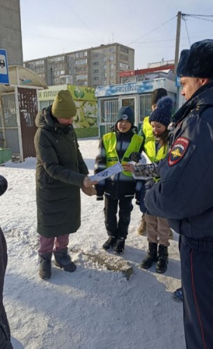 Сотрудники ОГИБДД вместе с Общественным советом и отрядом ЮИД МОАУ «СОШ №23» провели в Новотроицке профилактическое мероприятие «Безопасная дорога!»