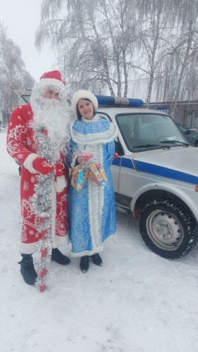 Полицейский Дед Мороз и Снегурочка поздравили детей с наступающими праздниками