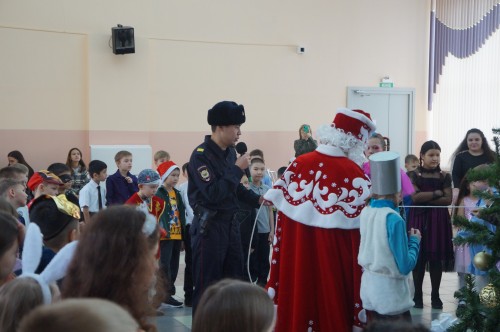 Новогодний утренник с сотрудником полиции в Комаровской СОШ