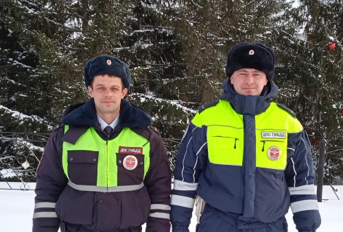 Сотрудники полиции оказали помощь замерзающему водителю