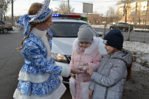 Сотрудники Оренбургской Госавтоинспекции провели праздничную акцию