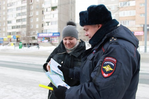 В Новотроицке сотрудники ГИБДД совместно с Общественным советом провели акцию «Автокресло детям!»