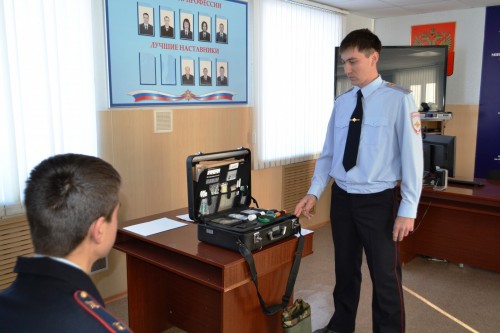 Октябрьские полицейские, совместно с общественниками, рассказали девятиклассникам о службе в органах внутренних дел