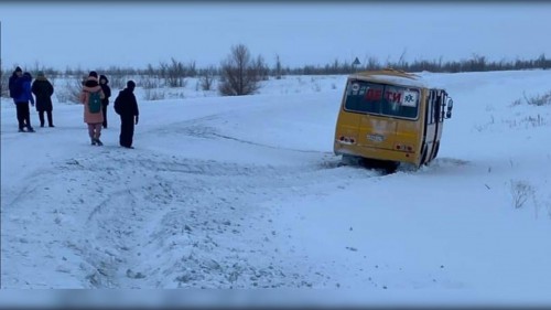 В Новоорском районе школьный автобус с детьми съехал с дороги в кювет