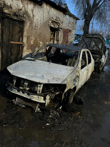 В Оренбурге полицейские устанавливают неизвестного, причастного к поджогу автомобилей 