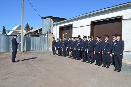 В Шарлыке прошёл строевой смотр в связи с переходом на летнюю форму одежды.