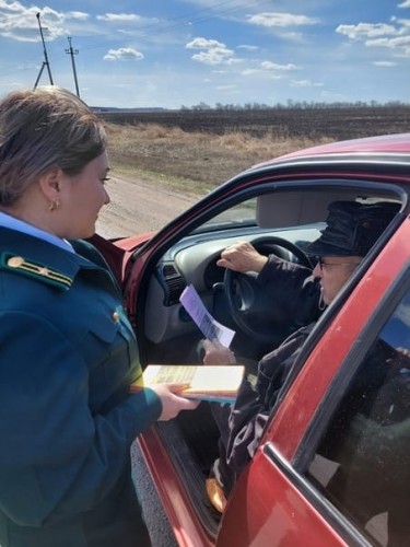 Сотрудники полиции совместно с ГКУ «Абдулинское лесничество» проводят профилактические беседы с гражданами о необходимости неукоснительно соблюдать правила пожарной безопасности