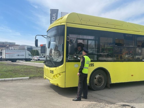 Сотрудники ГИБДД просят тех, кто приезжает к местам захоронений на автомашинах, соблюдать правила парковки.