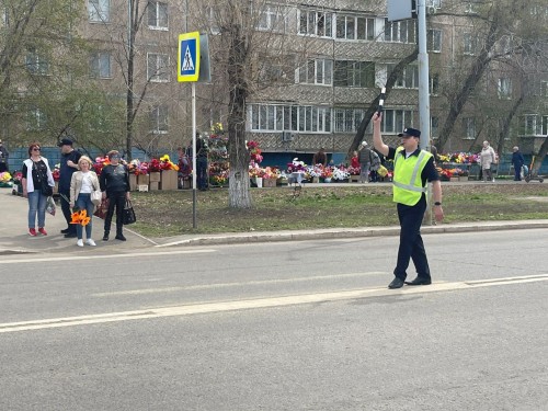 Сотрудники ГИБДД просят тех, кто приезжает к местам захоронений на автомашинах, соблюдать правила парковки.