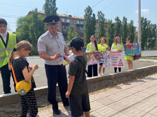 В Новотроицке сотрудники ОГИБДД МУ МВД России «Орское» напомнили о правилах перевозки несовершеннолетних пассажиров