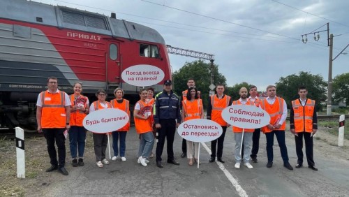 В Оренбурге сотрудники Госавтоинспекции и представители РЖД провели совместную акцию