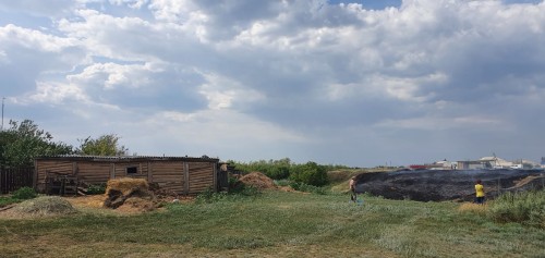 Тоцкие полицейские приняли участие в тушении пожара в с. Погромное