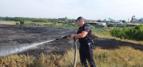 Тоцкие полицейские приняли участие в тушении пожара в с. Погромное