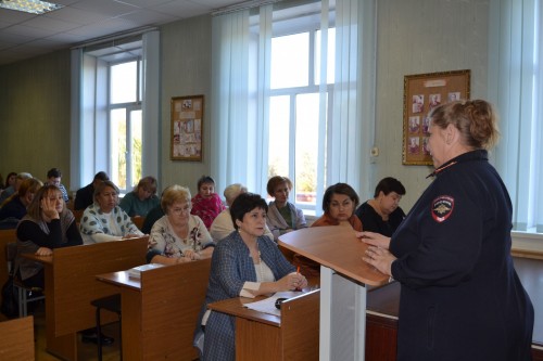 В Оренбурге сотрудник полиции провела профилактическую беседу с преподавательским составом медицинского колледжа