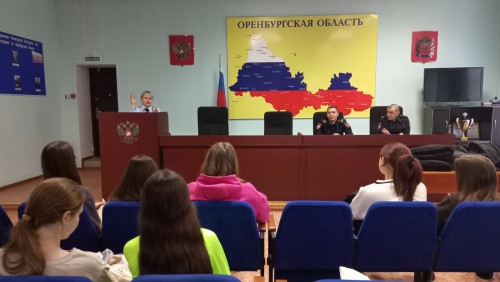 В Сорочинском городском округе полицейские и общественники обсудили со школьниками опасность терроризма и экстремизма.