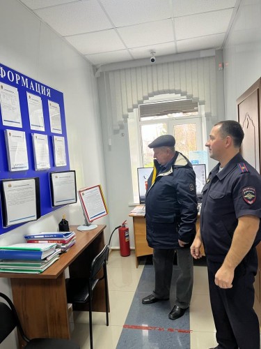 Председатель Общественного совета при Отд МВД России по Шарлыкскому району посетил отделение по вопросам миграции.