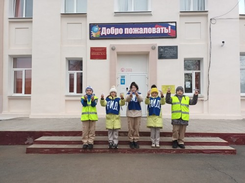 Дети раздали водителям бумажных журавликов в память о жертвах ДТП