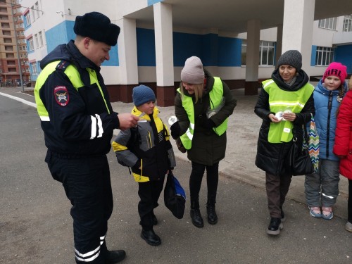 Сотрудники Госавтоинспекции Оренбурга приняли участие в акции «Засветись!»