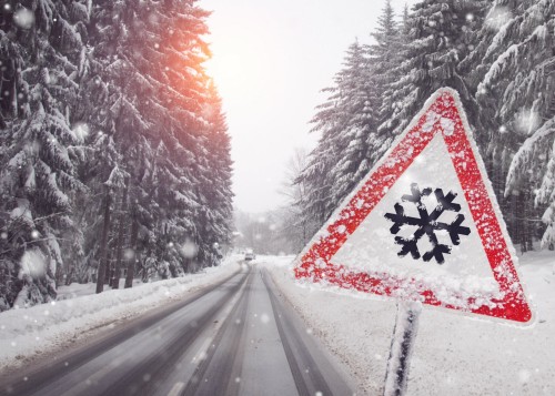 ОГИБДД МО МВД России по ЗАТО Комаровский предупреждает водителей: «Осторожно – снегопад!»