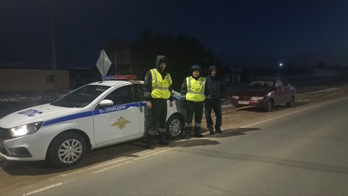 Сотрудники ОГИБДД помогли водителю, оказавшемуся в трудной ситуации на дороге 