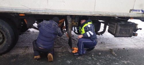 Сотрудники ОГИБДД помогают   водителям на трассе во время тяжелых погодных условий 