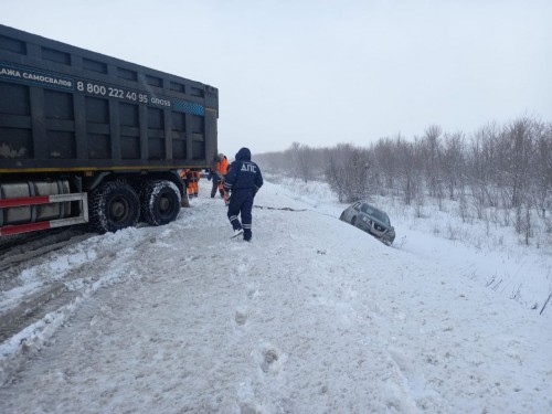 Сотрудники ОГИБДД помогают   водителям на трассе во время тяжелых погодных условий 