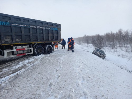 Сотрудники ОГИБДД помогают   водителям на трассе во время тяжелых погодных условий 