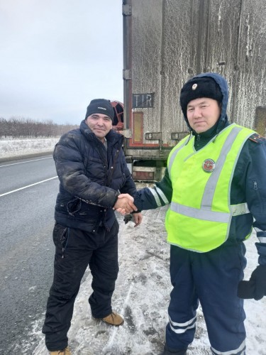 Сотрудники ОГИБДД помогают   водителям на трассе во время тяжелых погодных условий 