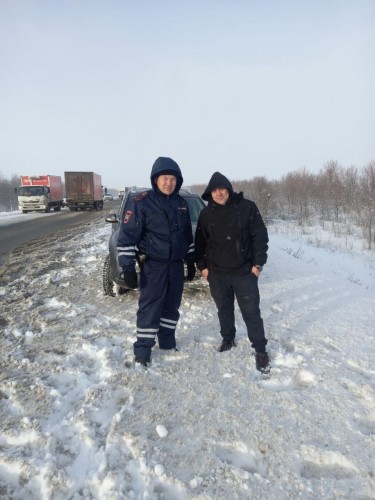 Сотрудники ОГИБДД помогают   водителям на трассе во время тяжелых погодных условий 