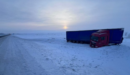 Сотрудники Госавтоинспекции Соль-Илецка помогли попавшему в сложную дорожную ситуацию дальнобойщику 