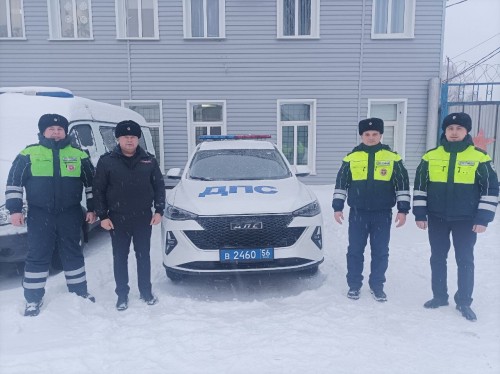 Несколько суток подряд бузулукские инспектора ДПС, вместе с руководством Госавтоинспекции находились в снежном плену и оказывали помощь участникам дорожного движения