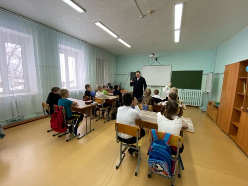 В Бугуруслане инспектор ГИБДД посетил обучающихся специальной (коррекционной) школы-интерната и напомнил о правилах безопасного поведения на дороге
