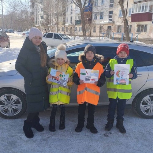 В Бузулуке юные инспекторы дорожного движения школы №3 вручили памятки о соблюдении ПДД водителям и пешеходам