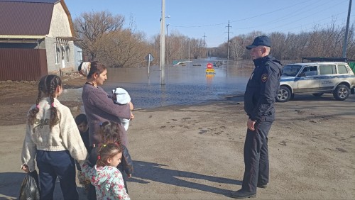 Тоцкие полицейские обеспечивают безопасность на дорогах район во время паводка