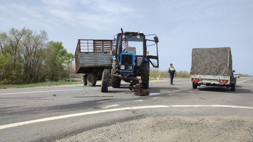 Сотрудники Госавтоинспекции Соль-Илецкого городского округа выясняют обстоятельства ДТП с участием водителей трактора и КамАЗа 