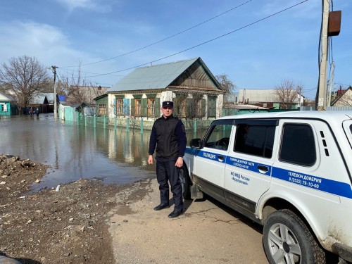 Сотрудники полиции Бузулука во время паводка охраняли от мародеров подтопленные дома в Оренбурге