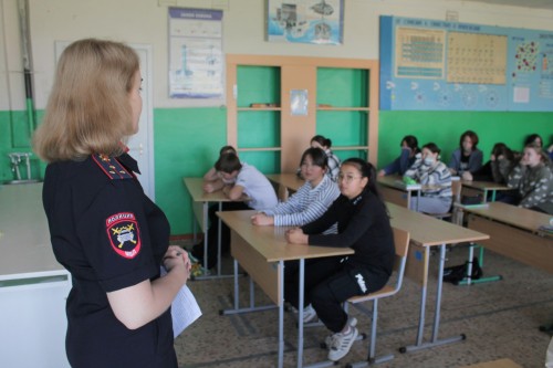 Дорожные полицейские Соль-Илецка проводят со школьниками беседы о безопасном передвижении на велосипедах и электросамокатах