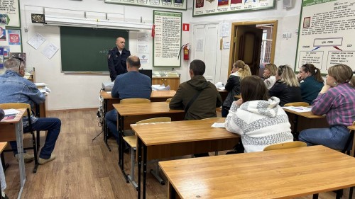 Сотрудник полиции провел профилактическую беседу с родителями в Комаровской школе