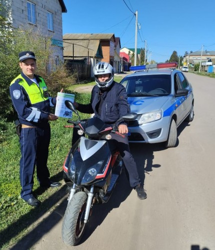 Сотрудники Госавтоинспекции призывают мотолюбителей неукоснительно соблюдать правила дорожной безопасности