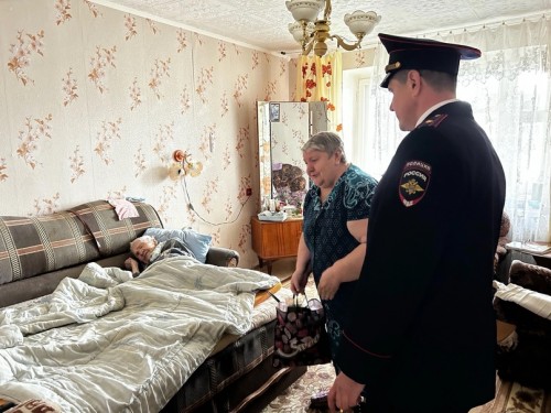 Сотрудники полиции поздравили вдову ветерана Великой Отечественной войны В этом году наша страна отмечала 79-лет со дня Великой Победы