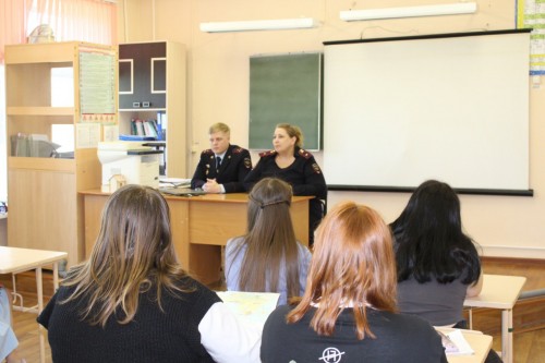 В Оренбурге сотрудники полиции провели профилактическую беседу для студентов автотранспортного колледжа 