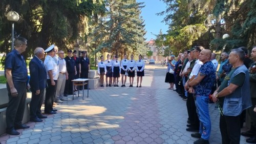 Вчера, 1 июля, в День ветеранов боевых действий в Бугуруслане на Аллее Славы почтили память погибших в локальных войнах и военных конфликтах