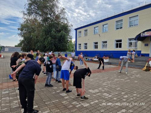 В рамках акции «Зарядка со стражем порядка» Сорочинские полицейские совместно с общественниками провели зарядку в лагере дневного пребывания